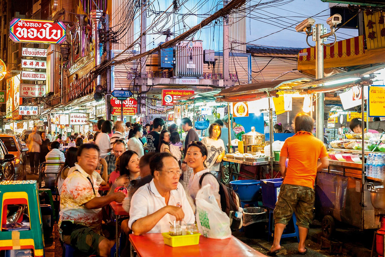 Dining out on the street in Bangkok Dining out on the street in Bangkok