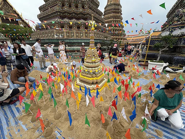 Songkran at Wat Pho